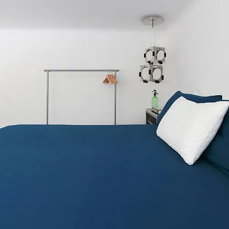 Apartment Plum Guide - Total Eclipse Milan